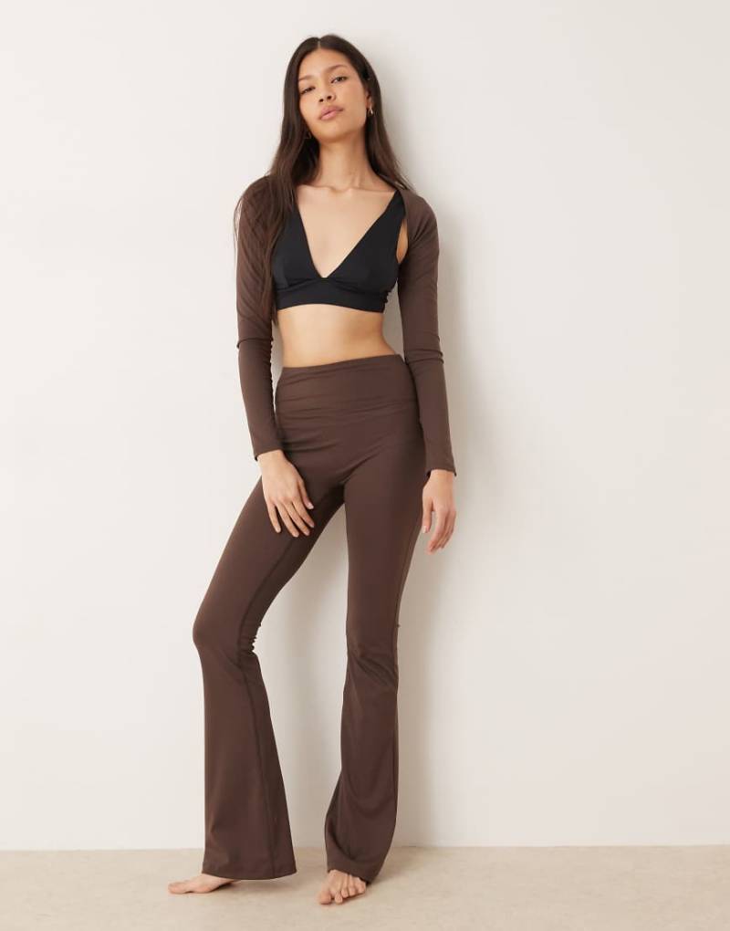 Gina Tricot - Mix and Match - Ausgestellte Yoga-Leggings in Dunkelbraun-Brown Gina Tricot - Mix and Match - Ausgestellte Yoga-Leggings in Dunkelbraun-Brown von GINA TRICOT