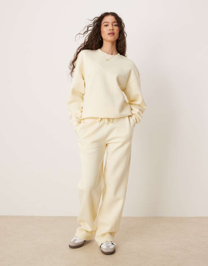 Gina Tricot - Mix and Match - Jogginghose in Buttermilchgelb mit geradem Schnitt Gina Tricot - Mix and Match - Jogginghose in Buttermilchgelb mit geradem Schnitt von GINA TRICOT