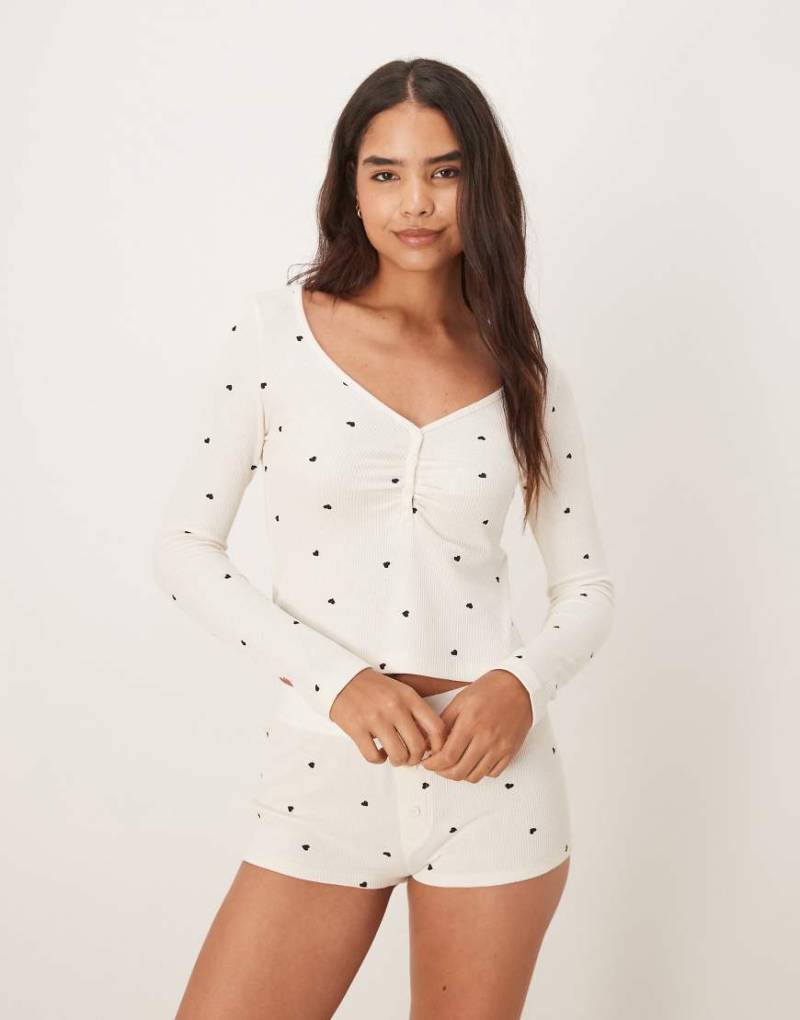 Gina Tricot - Mix and Match - Langärmliges Loungewear-Pyjamaoberteil in Weiß mit Herzmuster in Schwarz und kurzer Knopfleiste von GINA TRICOT