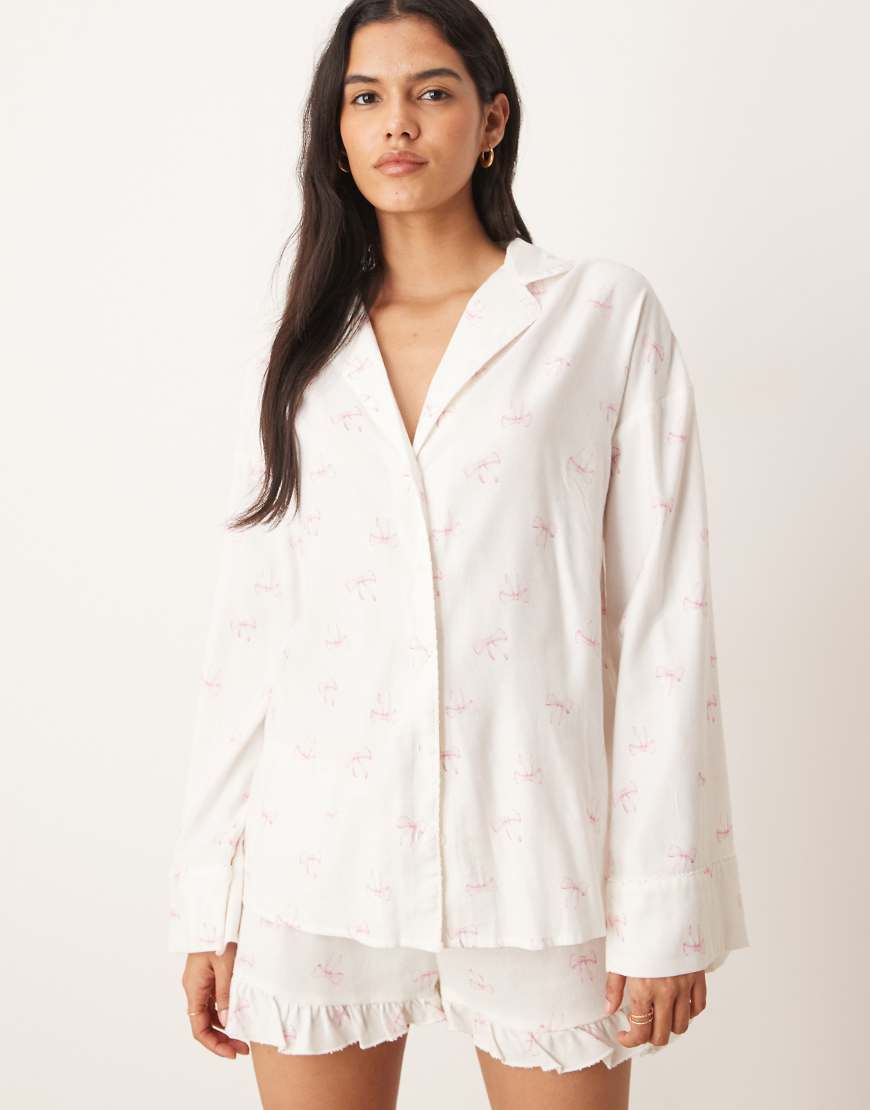 Gina Tricot - Mix and Match - Langärmliges Pyjamahemd aus Flanell in Weiß mit rosa Schleifenmuster von GINA TRICOT