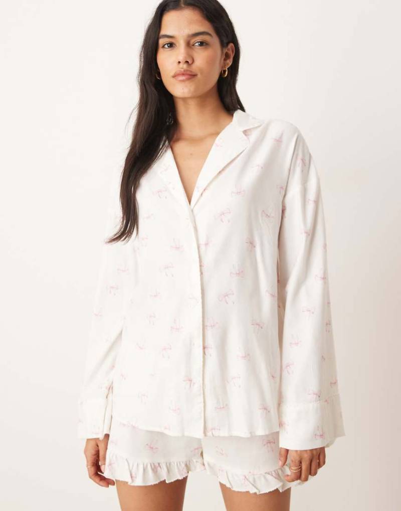 Gina Tricot - Mix and Match - Langärmliges Pyjamahemd aus Flanell in Weiß mit rosa Schleifenmuster von GINA TRICOT