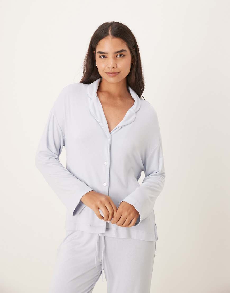 Gina Tricot - Mix and Match - Langärmliges Pyjamahemd in Hellblau mit weicher Haptik Gina Tricot - Mix and Match - Langärmliges Pyjamahemd in Hellblau mit weicher Haptik von GINA TRICOT