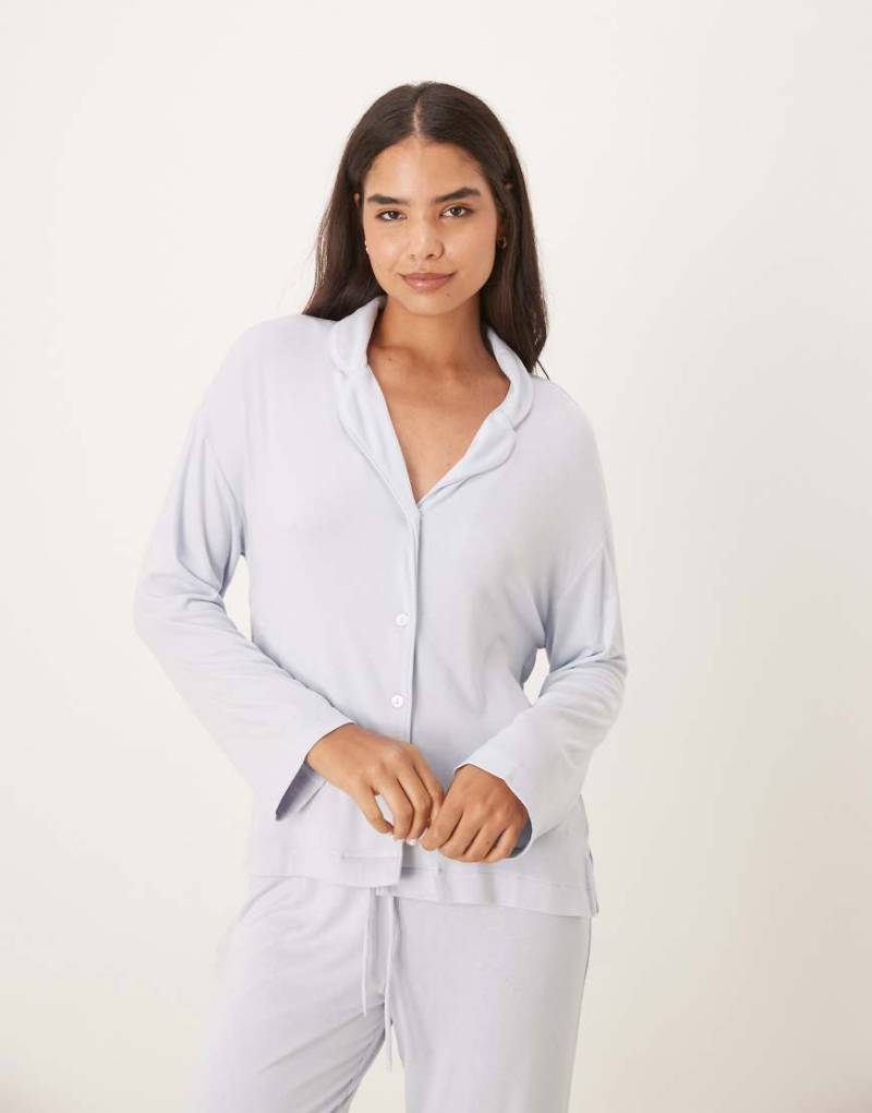 Gina Tricot - Mix and Match - Langärmliges Pyjamahemd in Hellblau mit weicher Haptik Gina Tricot - Mix and Match - Langärmliges Pyjamahemd in Hellblau mit weicher Haptik von GINA TRICOT