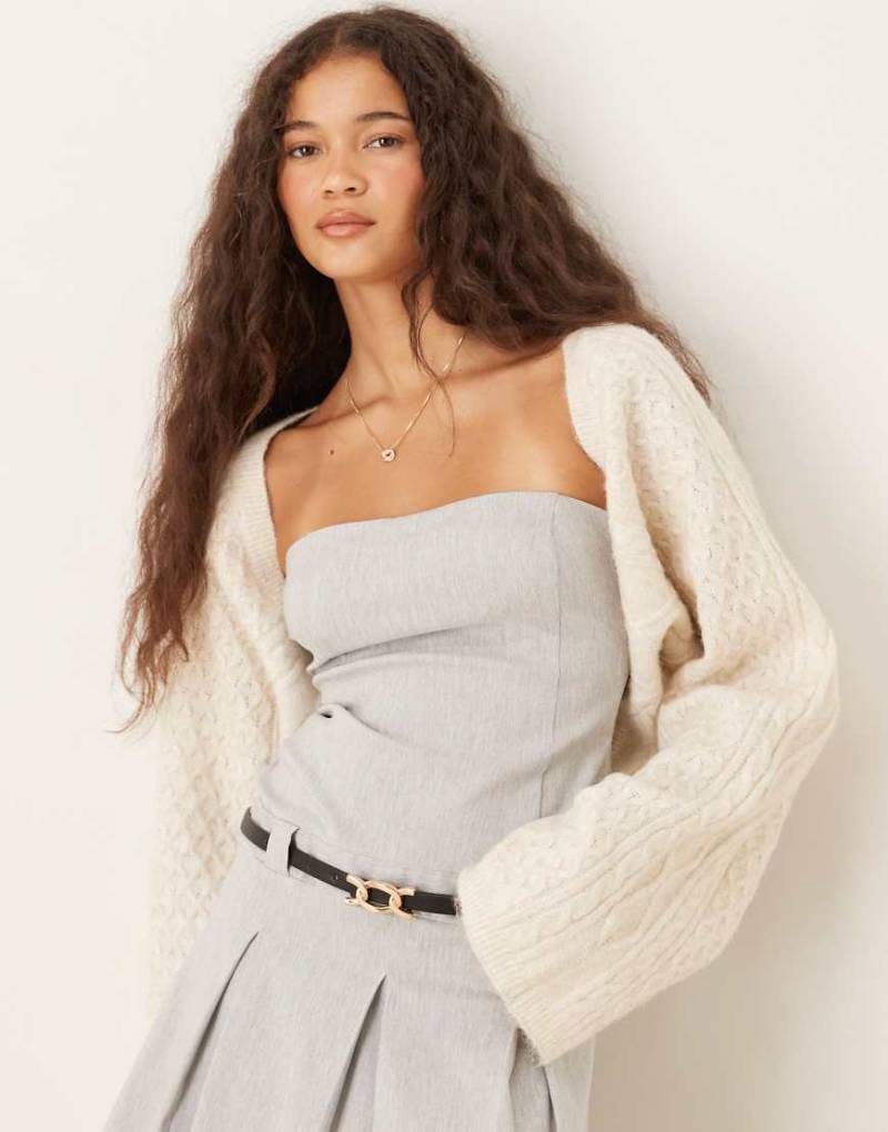 Gina Tricot - Mix and Match - Oversize-Bolero in Elfenbein-Cremeweiß mit Zopfstrickmuster von GINA TRICOT