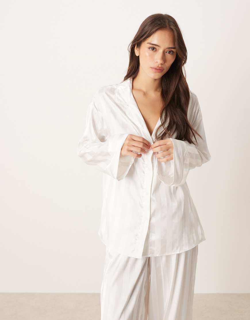 Gina Tricot - Mix and Match - Pyjamaoberteil aus Satin in Weiß gestreift von GINA TRICOT