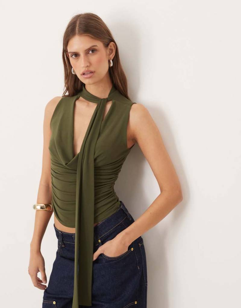 Gina Tricot - Oberteil in Olivgrün mit Wasserfallkragen und Schaldetail von GINA TRICOT