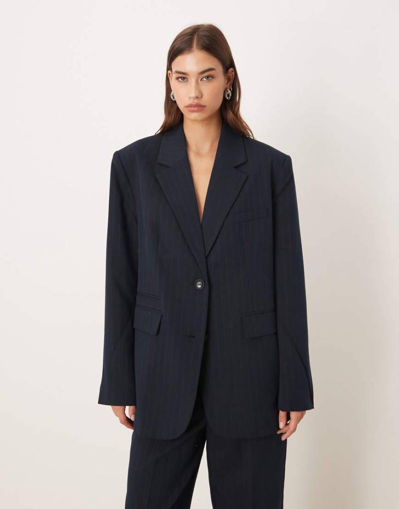 Gina Tricot - Oversize-Blazer in Marineblau mit Nadelstreifen, Kombiteil von GINA TRICOT