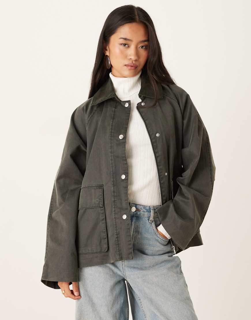 Gina Tricot - Oversize-Steppjacke in dunklem Khakigrün mit kontrastierendem Cordkragen Gina Tricot - Oversize-Steppjacke in dunklem Khakigrün mit kontrastierendem Cordkragen von GINA TRICOT