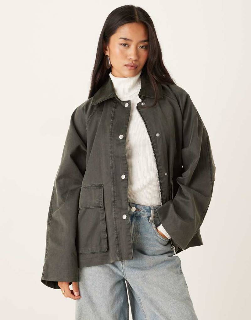 Gina Tricot - Oversize-Steppjacke in dunklem Khakigrün mit kontrastierendem Cordkragen Gina Tricot - Oversize-Steppjacke in dunklem Khakigrün mit kontrastierendem Cordkragen von GINA TRICOT