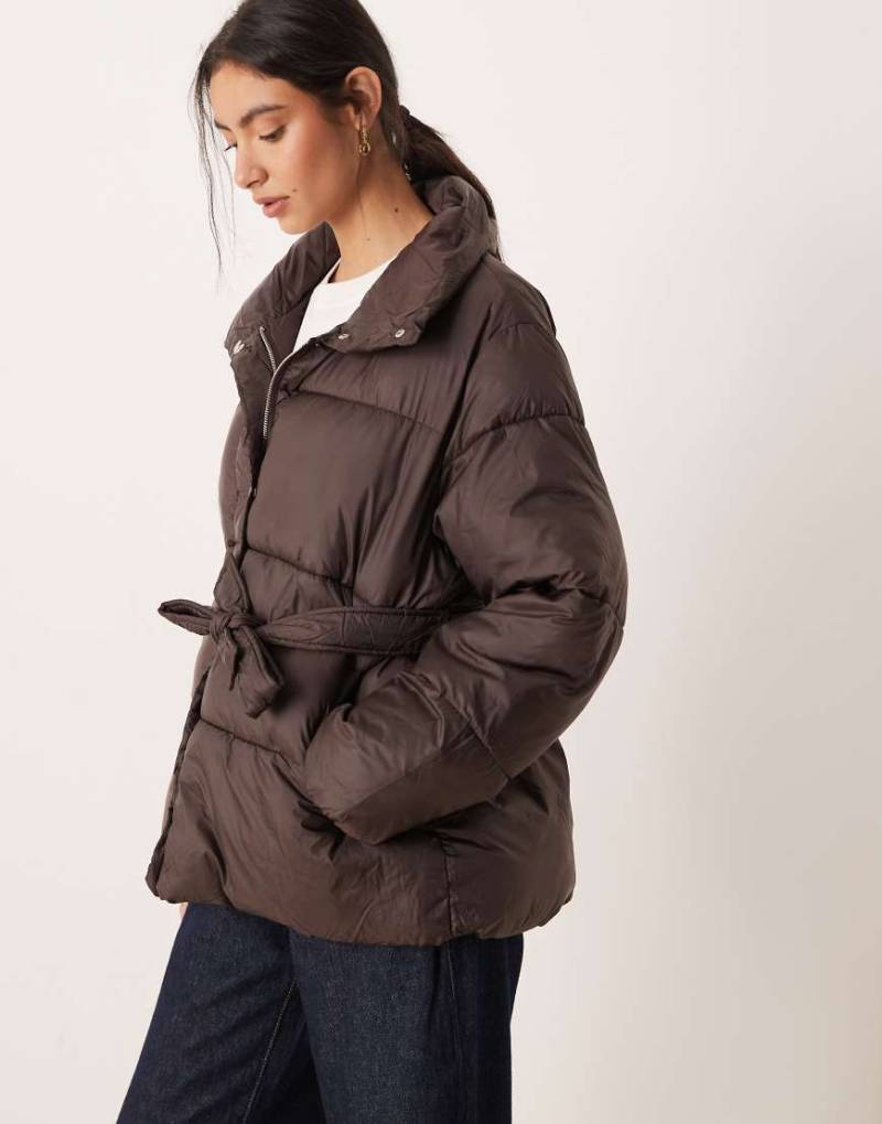 Gina Tricot - Pufferjacke in Dunkelbraun mit Gürtel-Brown von GINA TRICOT