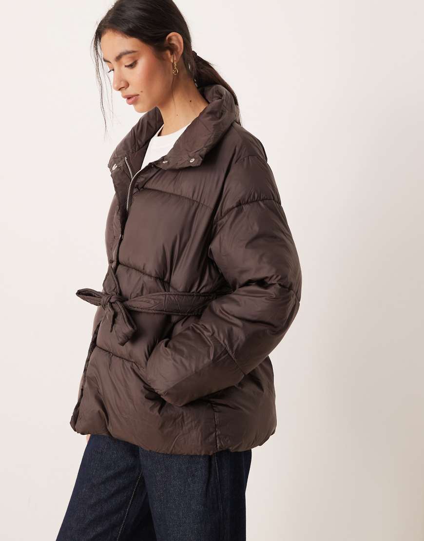Gina Tricot - Pufferjacke in Dunkelbraun mit Gürtel-Brown von GINA TRICOT