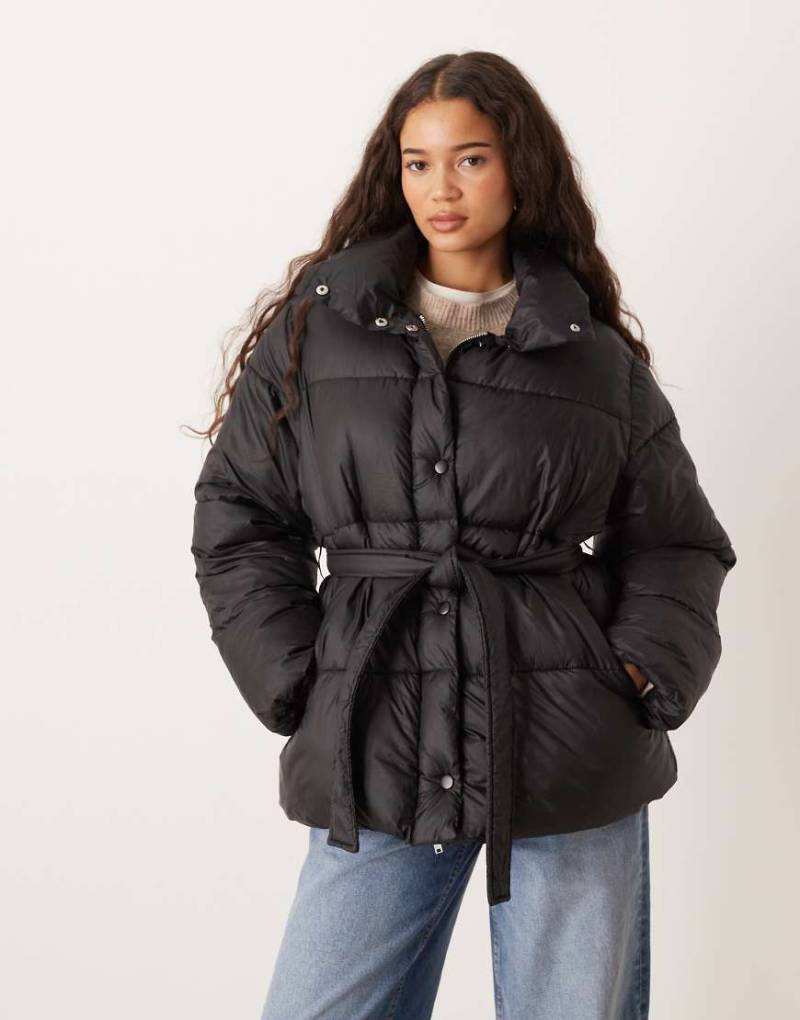 Gina Tricot - Pufferjacke in Schwarz mit Gürtel Gina Tricot - Pufferjacke in Schwarz mit Gürtel von GINA TRICOT