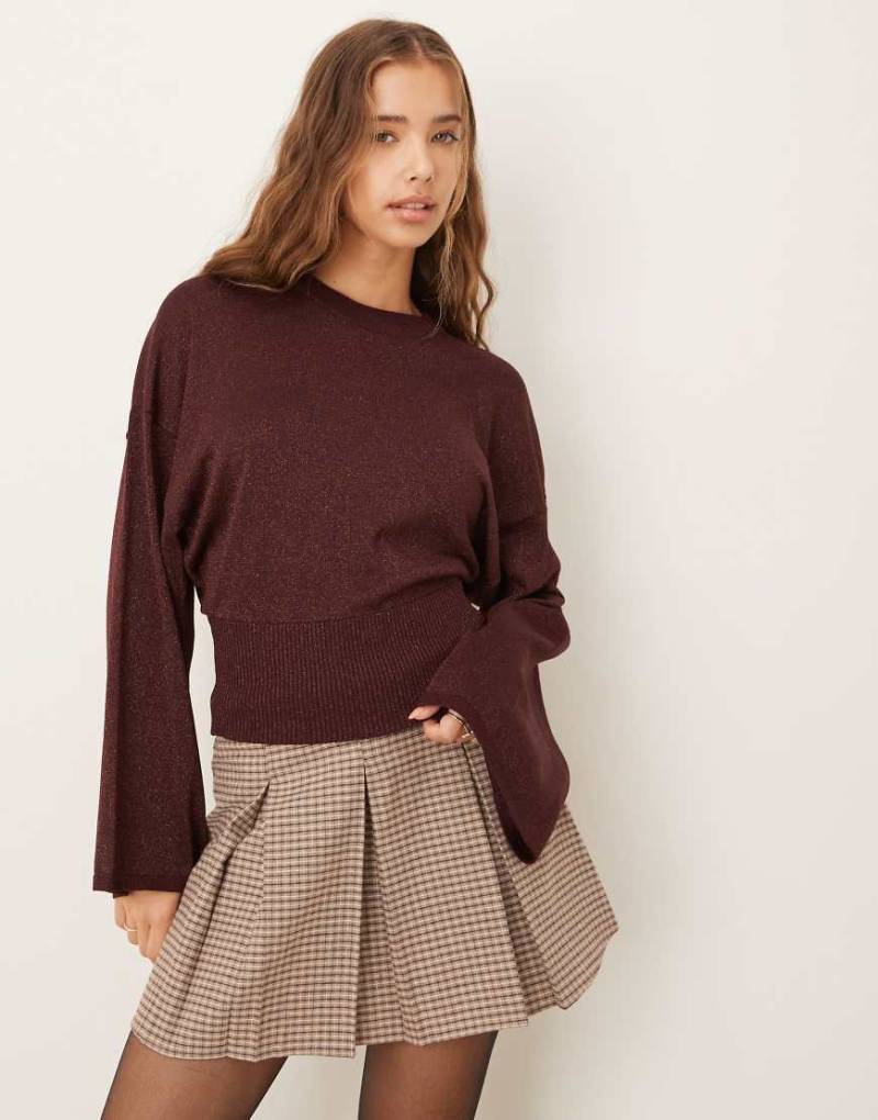 Gina Tricot - Pullover aus Metallic-Feinstrick in dunklem Burgunderrot/Granatapfel mit weiten Ärmeln von GINA TRICOT