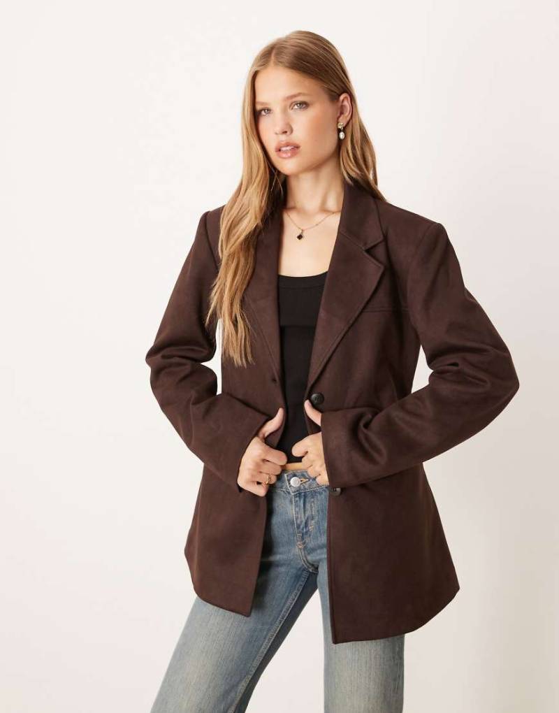 Gina Tricot - Relaxed Fit Blazer aus Wildlederimitat in dunklem Schokobraun von GINA TRICOT