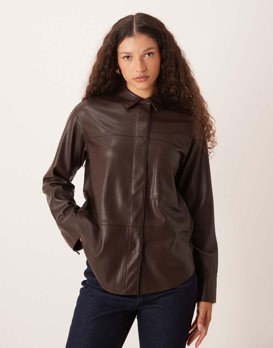 Gina Tricot - Relaxed Fit Hemdbluse aus Kunstleder in Braun-Brown von GINA TRICOT