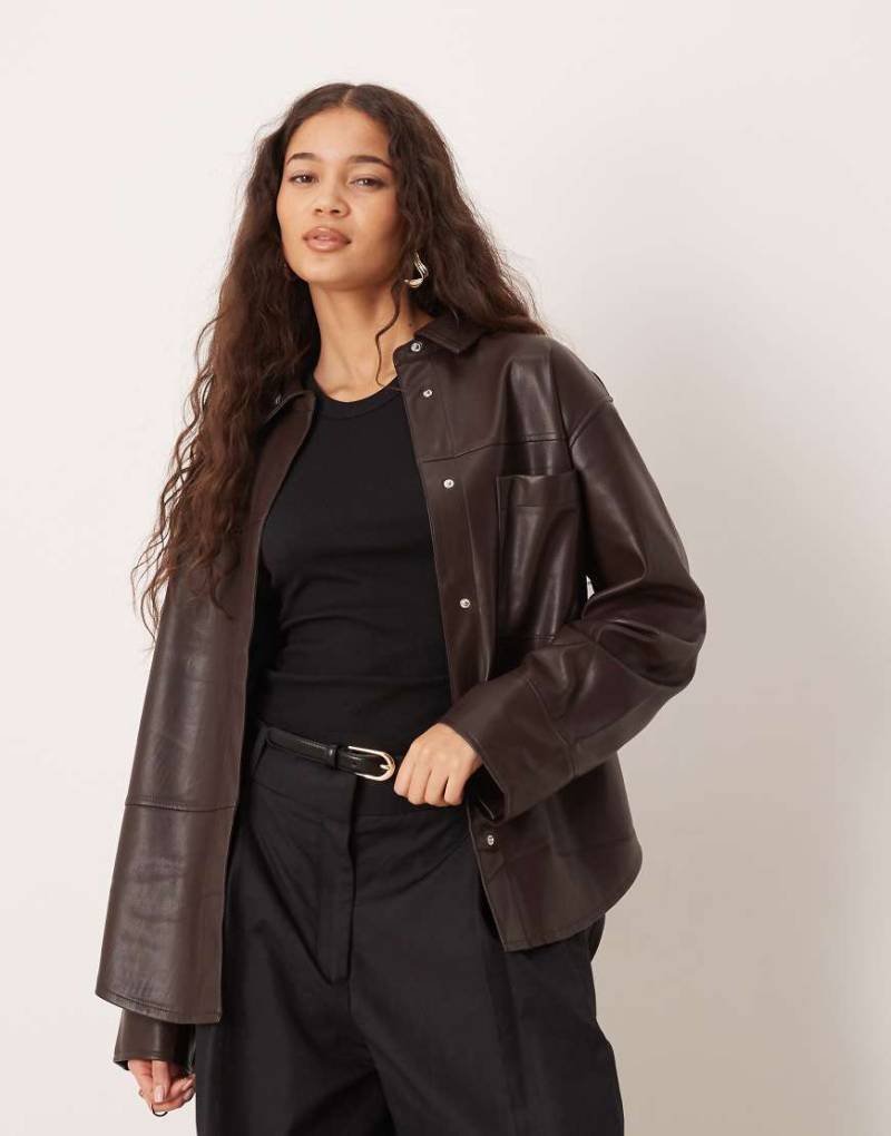 Gina Tricot - Relaxed Fit Hemdbluse aus Kunstleder in Schokobraun-Brown von GINA TRICOT