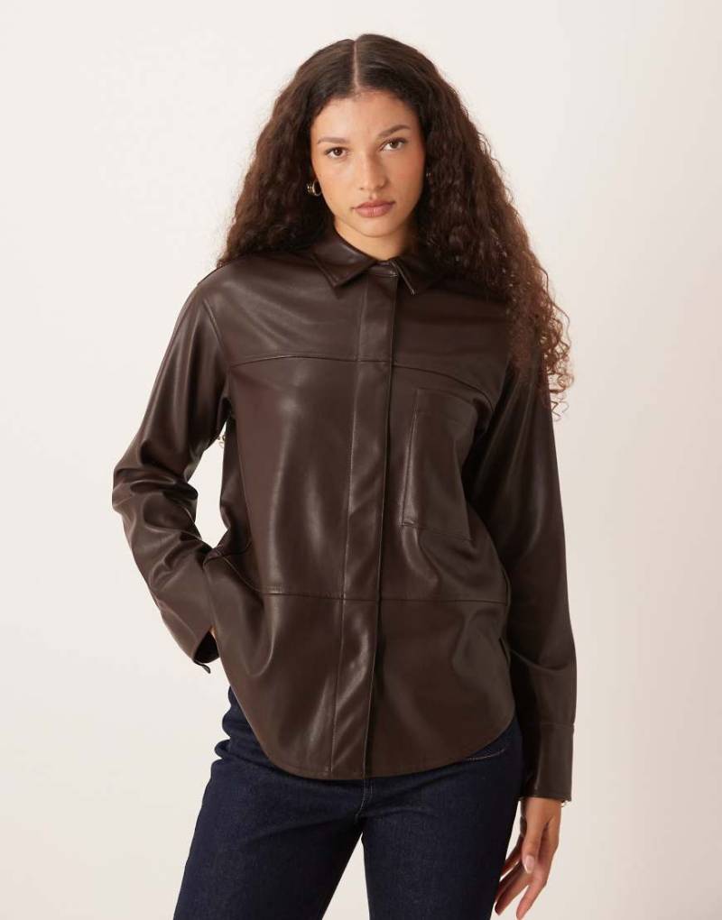 Gina Tricot - Relaxed Fit Hemdbluse aus Kunstleder in Braun-Brown von GINA TRICOT