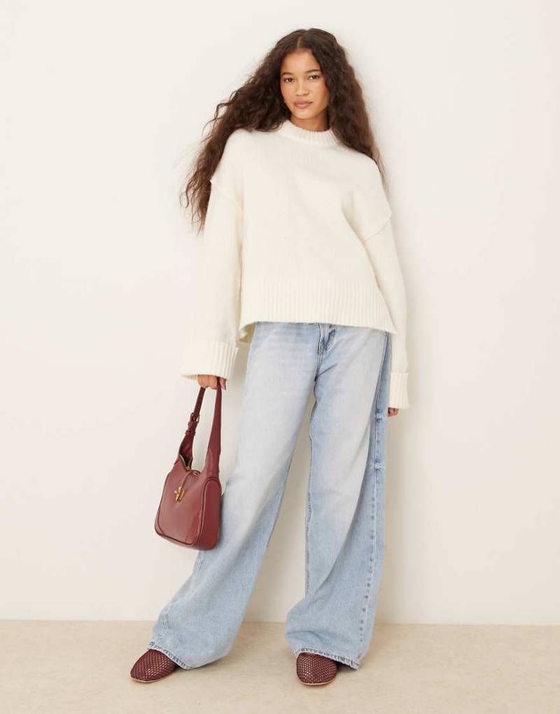 Gina Tricot - Relaxed Fit Strickpullover in Cremeweiß mit Rundhalsausschnitt und umgeschlagenen Ärmeln von GINA TRICOT