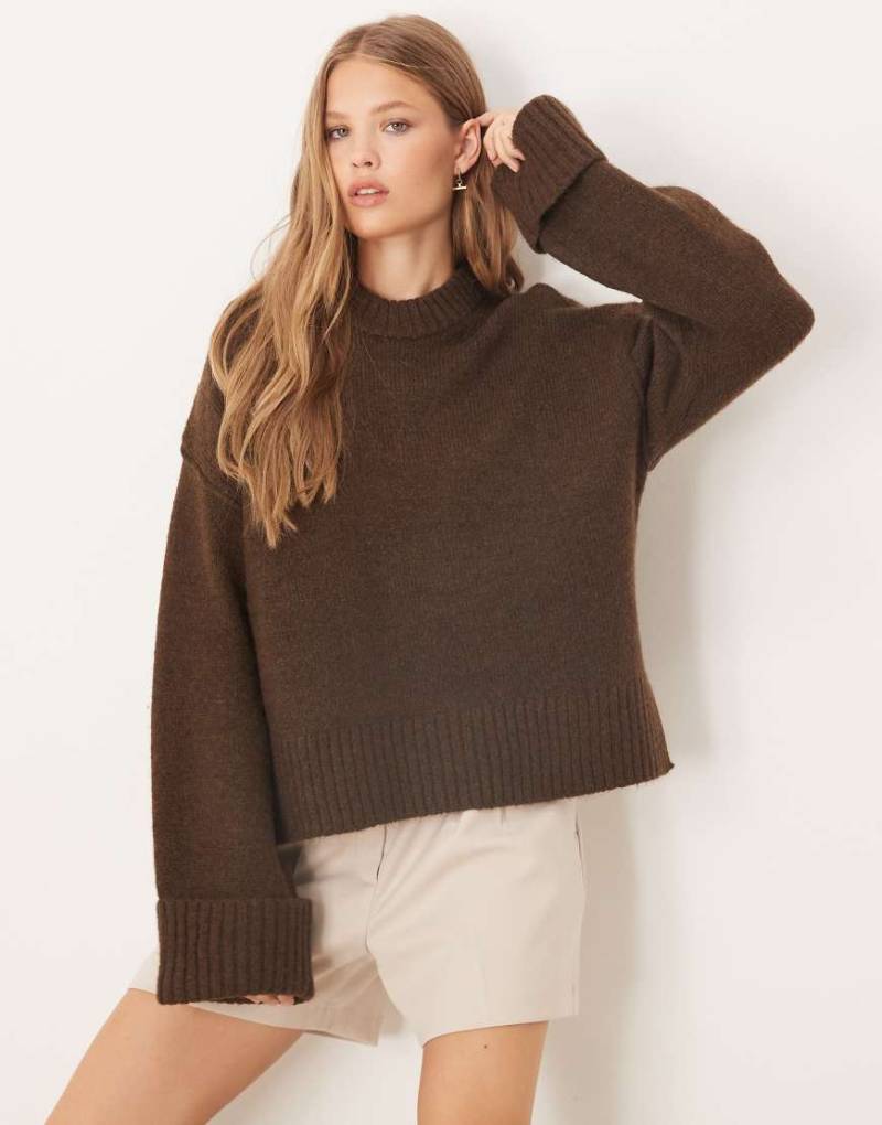 Gina Tricot - Relaxed Fit Strickpullover in Dunkelbraun mit Rundhalsausschnitt und umgeschlagenen Ärmeln von GINA TRICOT