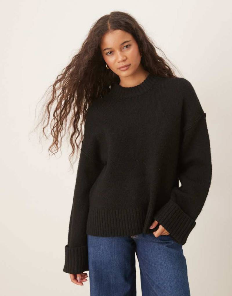 Gina Tricot - Relaxed Fit Strickpullover in Schwarz mit Rundhalsausschnitt und umgeschlagenen Ärmeln von GINA TRICOT