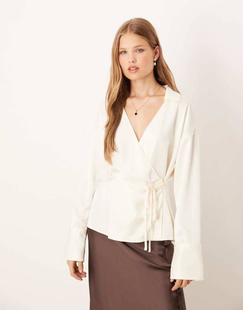 Gina Tricot - Satin-Hemdbluse in Cremeweiß mit gebundener Vorderseite von GINA TRICOT