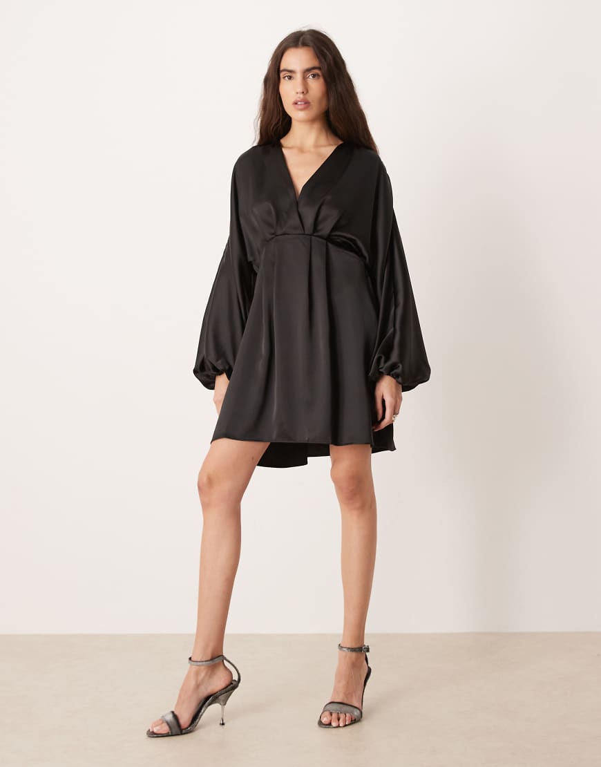 Gina Tricot - Satin-Minikleid in Schwarz mit V-Ausschnitt, Fledermausärmeln und gewickelter Vorderseite von GINA TRICOT