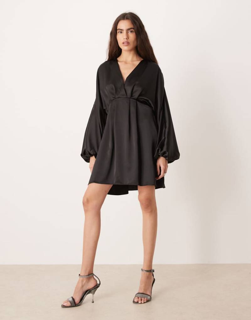 Gina Tricot - Satin-Minikleid in Schwarz mit V-Ausschnitt, Fledermausärmeln und gewickelter Vorderseite von GINA TRICOT