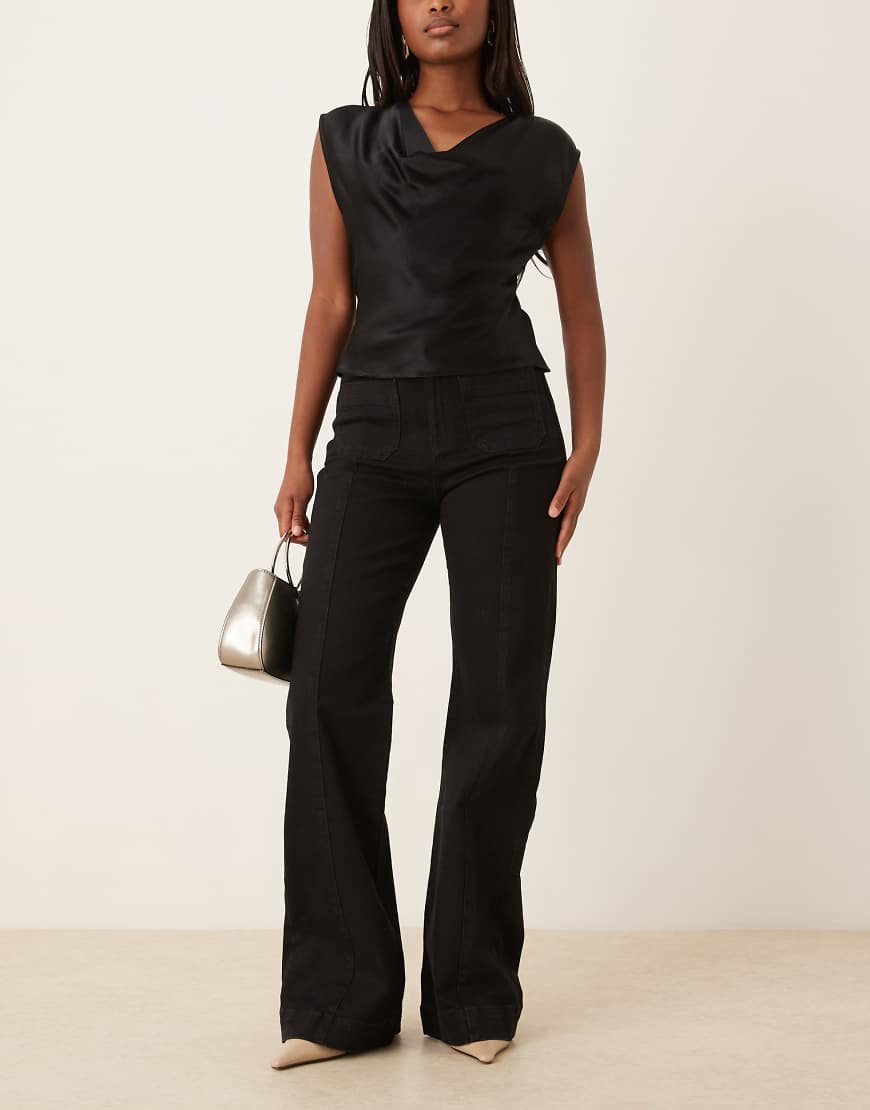 Gina Tricot - Schlagjeans in Schwarz mit Vordertaschen und weitem Bein von GINA TRICOT