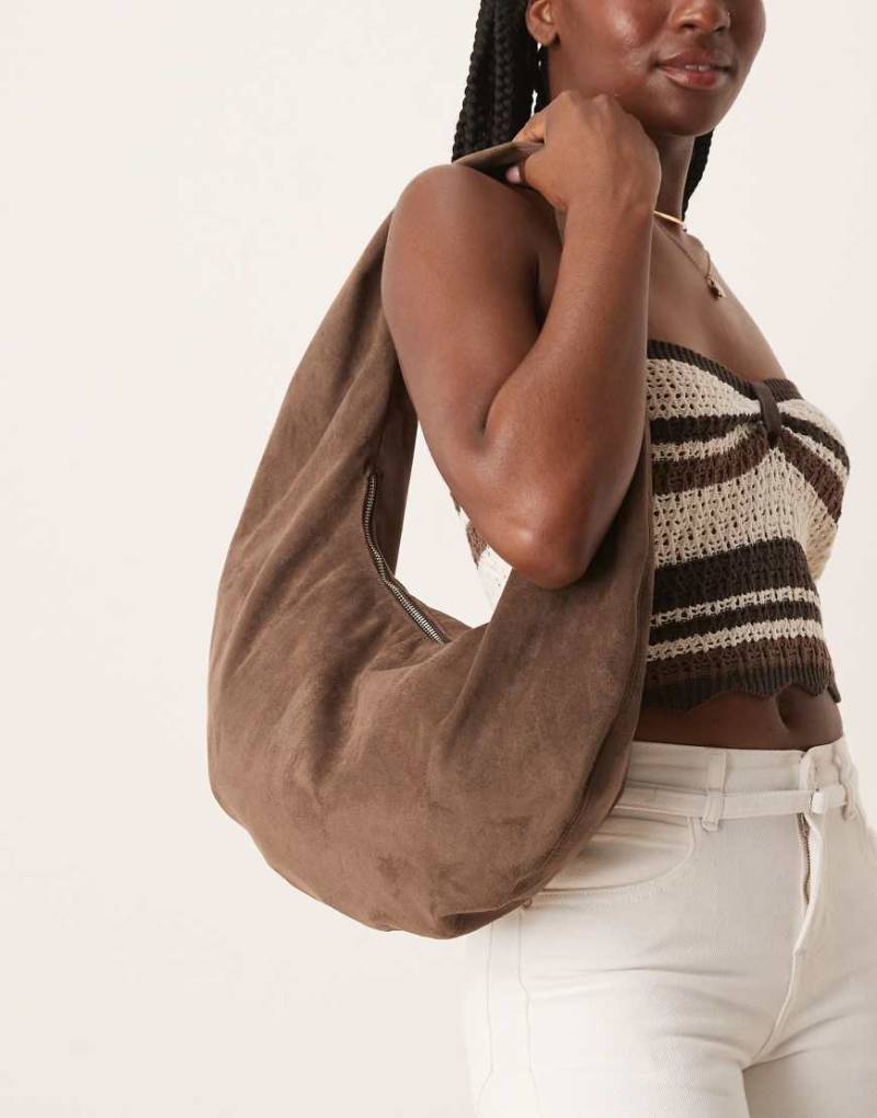 Gina Tricot - Schultertasche aus Wildlederimitat in Dunkelbraun von GINA TRICOT