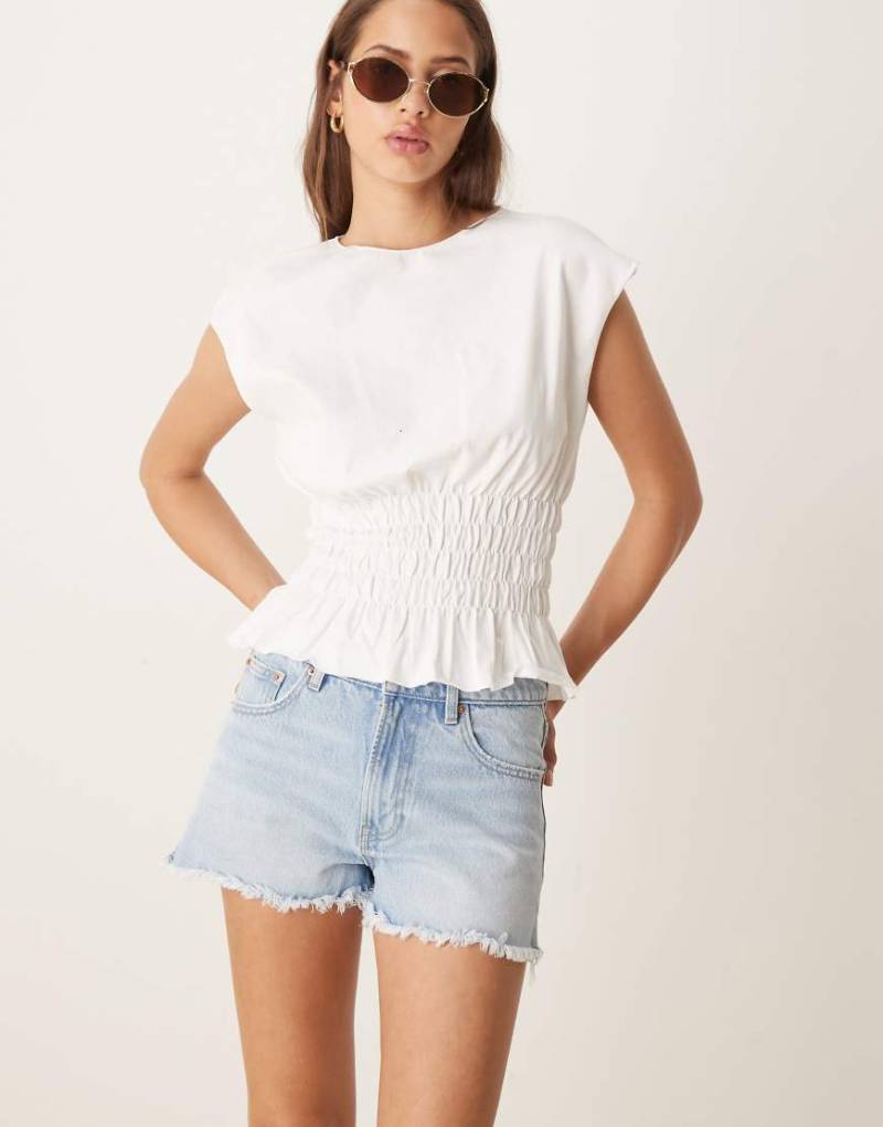 Gina Tricot - Shorts aus Denim in hellblauer Waschung mit ausgefranstem Saum von GINA TRICOT