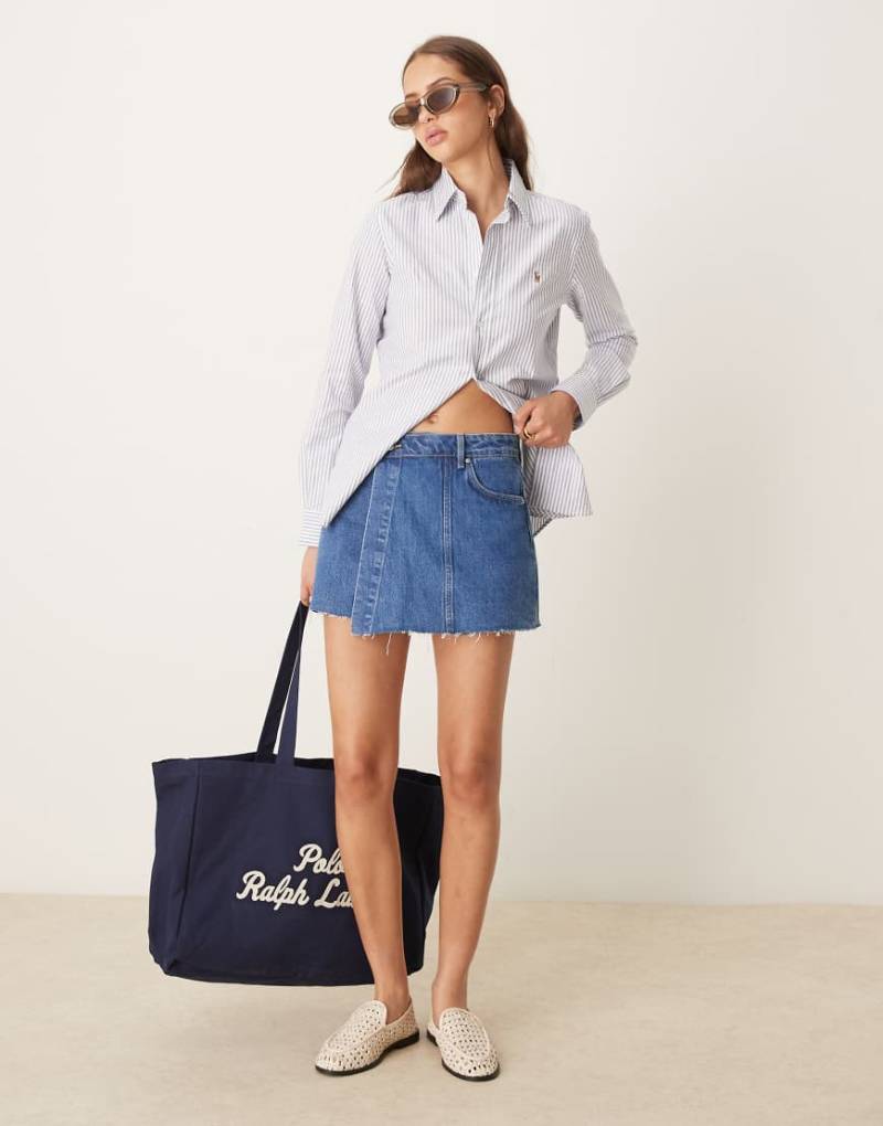 Gina Tricot - Mini-Jeansskort in mittelblauer Waschung mit Wickeloptik vorn von GINA TRICOT