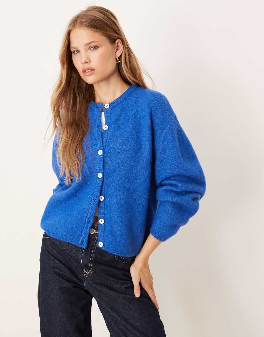 Gina Tricot - Strickjacke aus Wolle und Alpakawolle in Blau mit Rundhalsausschnitt Gina Tricot - Strickjacke aus Wolle und Alpakawolle in Blau mit Rundhalsausschnitt von GINA TRICOT