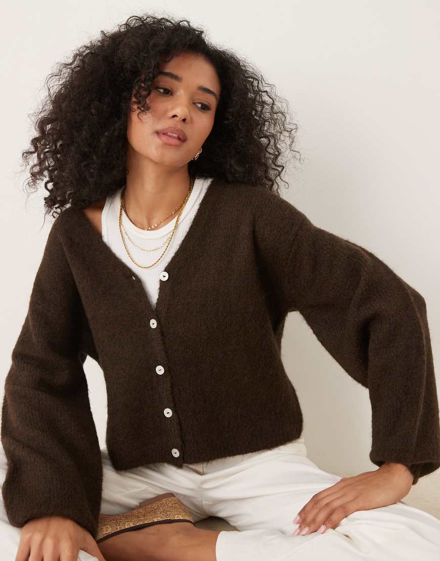 Gina Tricot - Strickjacke aus Wolle und Alpakawolle in Braun mit V-Ausschnitt Gina Tricot - Strickjacke aus Wolle und Alpakawolle in Braun mit V-Ausschnitt von GINA TRICOT