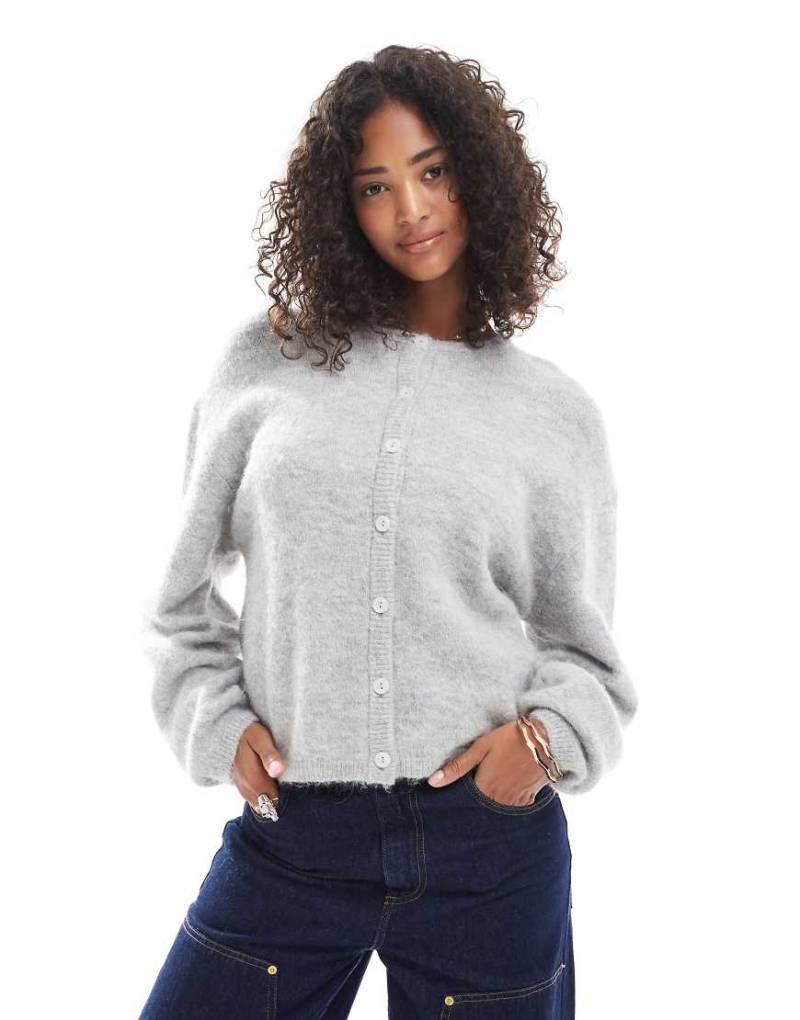 Gina Tricot - Strickjacke aus Wolle und Alpakawolle in Hellgrau meliert mit Rundhalsausschnitt von GINA TRICOT