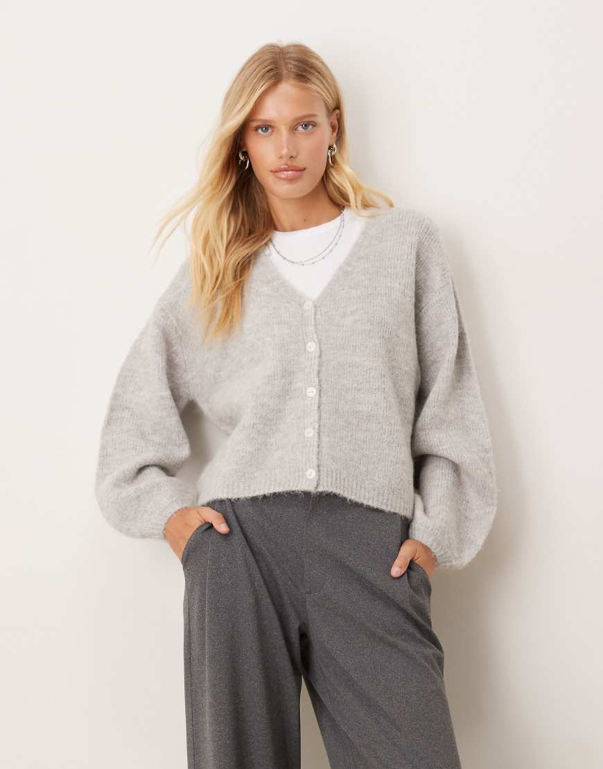Gina Tricot - Strickjacke aus Wolle und Alpakawolle in Hellgrau meliert mit V-Ausschnitt von GINA TRICOT