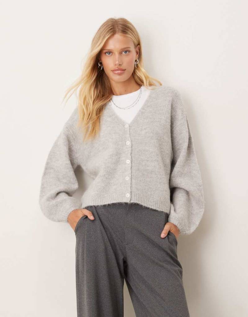 Gina Tricot - Strickjacke aus Wolle und Alpakawolle in Hellgrau meliert mit V-Ausschnitt von GINA TRICOT
