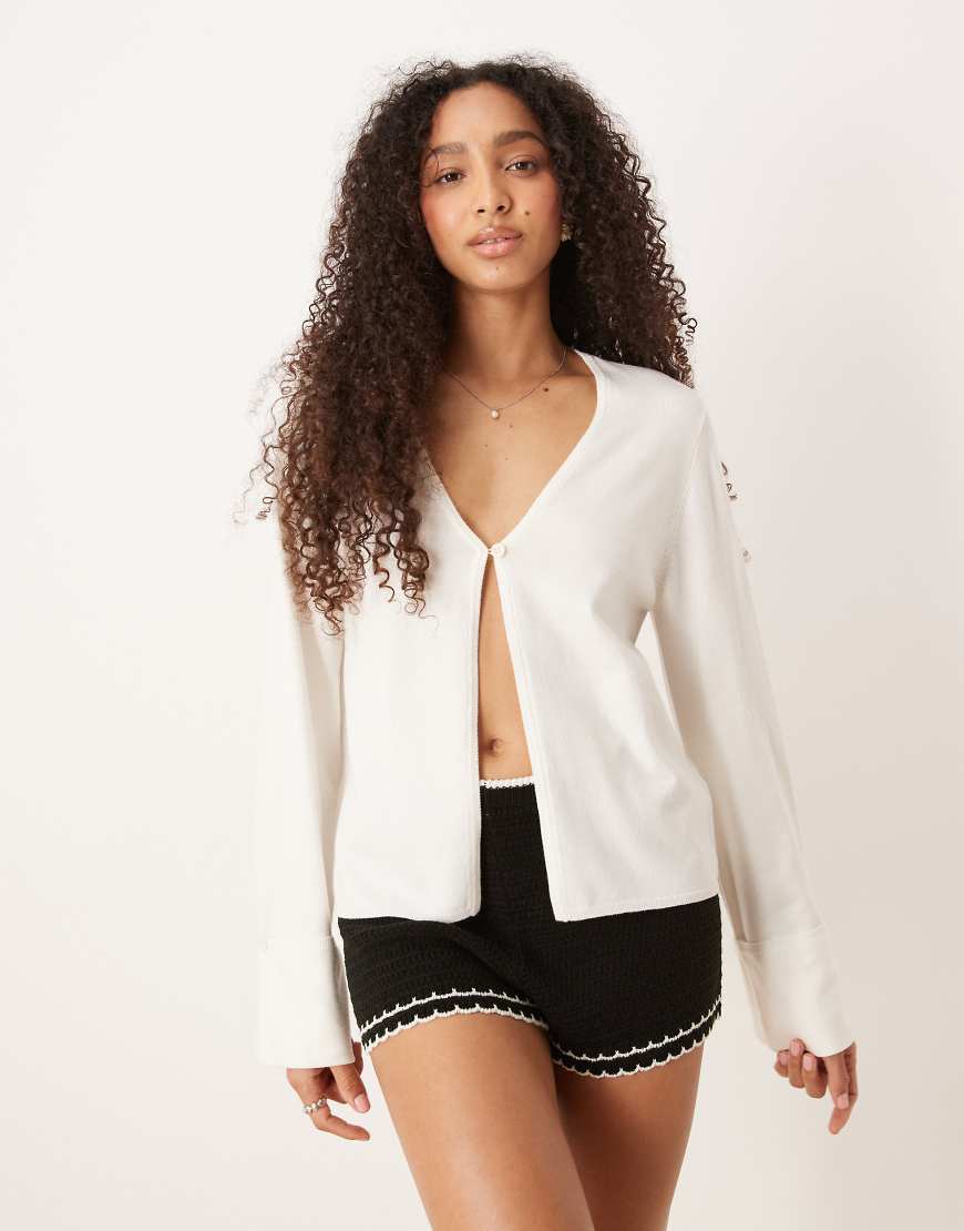 Gina Tricot - Strickjacke in Cremeweiß mit umgeschlagenen Ärmeln und einzelnem Knopf von GINA TRICOT