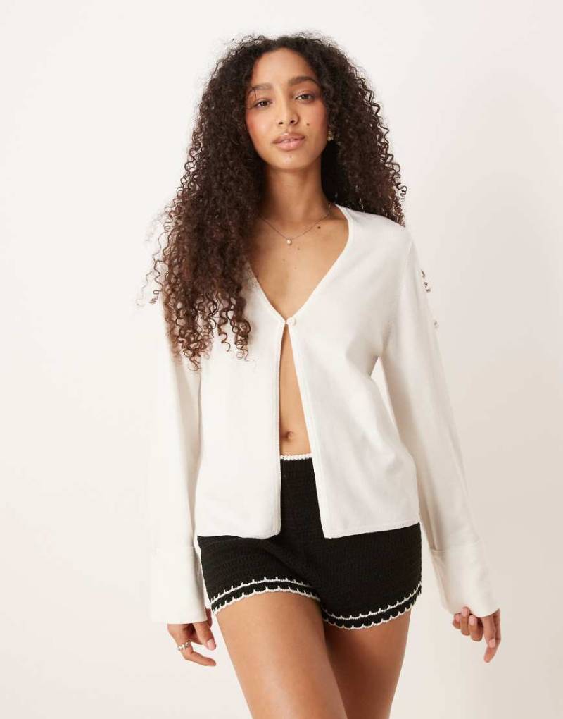 Gina Tricot - Strickjacke in Cremeweiß mit umgeschlagenen Ärmeln und einzelnem Knopf von GINA TRICOT