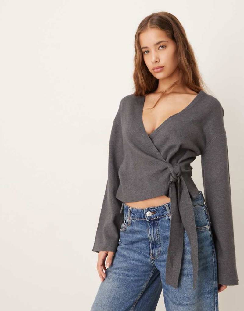 Gina Tricot - Strickjacke in Dunkelgrau meliert mit V-Ausschnitt, Wickeldesign und weiten Ärmeln von GINA TRICOT