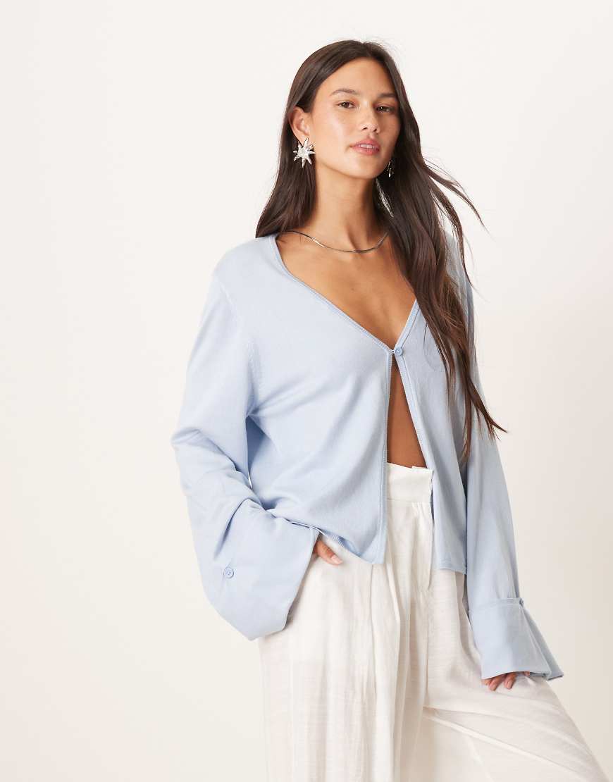 Gina Tricot - Strickjacke in Hellblau mit umgeschlagenen Ärmeln und einzelnem Knopf von GINA TRICOT