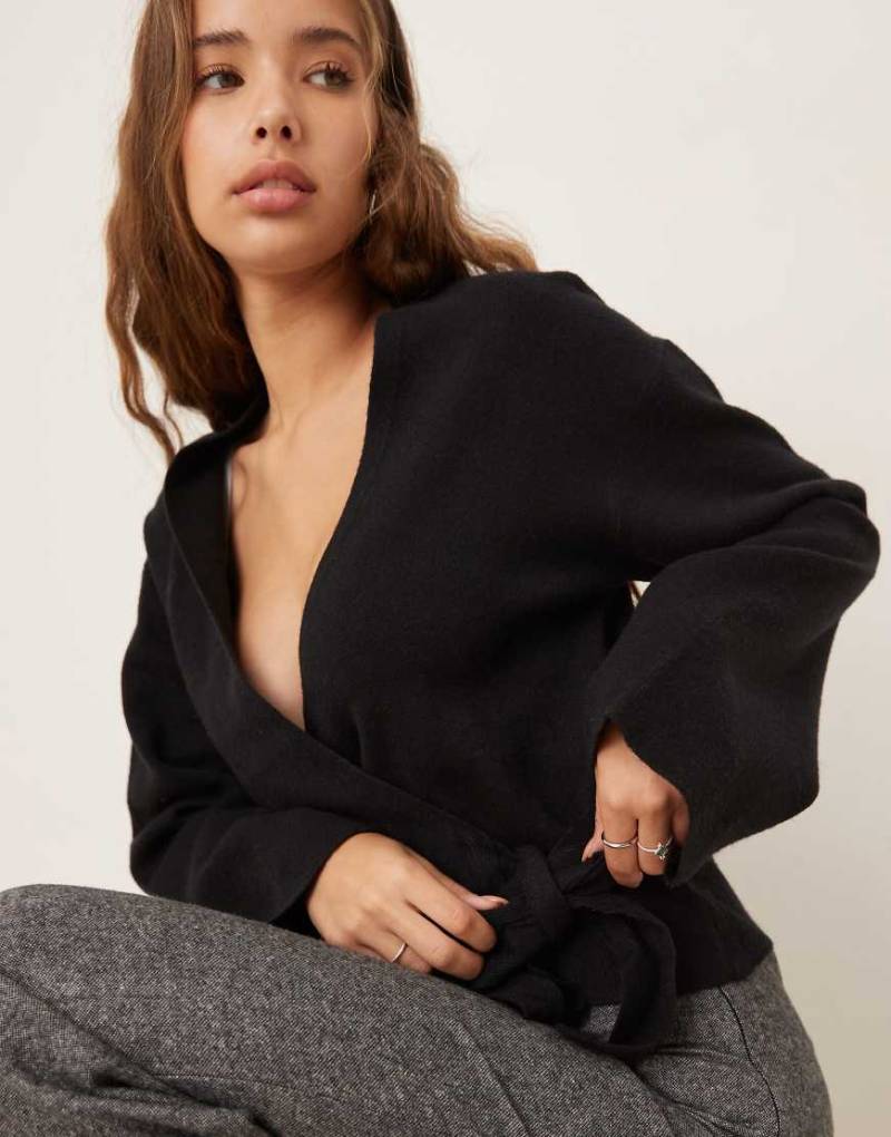 Gina Tricot - Strickjacke in Schwarz mit V-Ausschnitt, Wickeldesign und weiten Ärmeln von GINA TRICOT