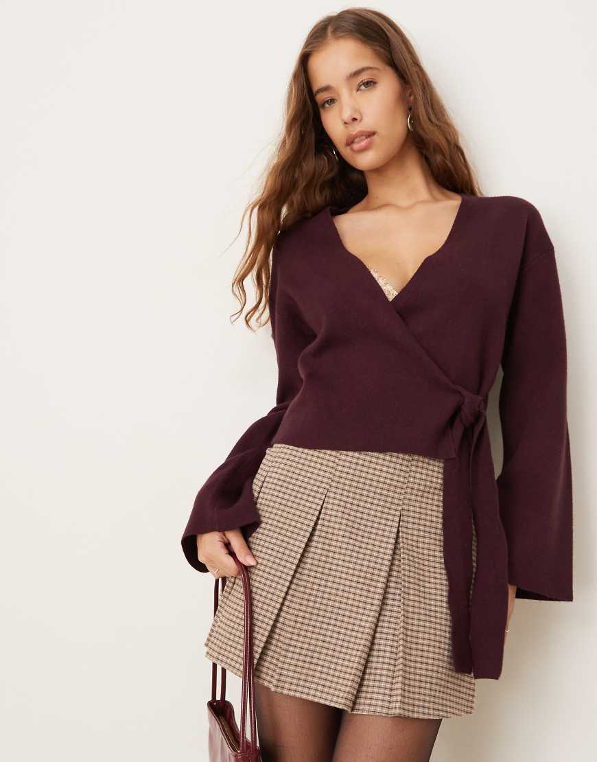 Gina Tricot - Strickjacke in dunklem Burgunderrot mit V-Ausschnitt, Wickeldesign und weiten Ärmeln von GINA TRICOT