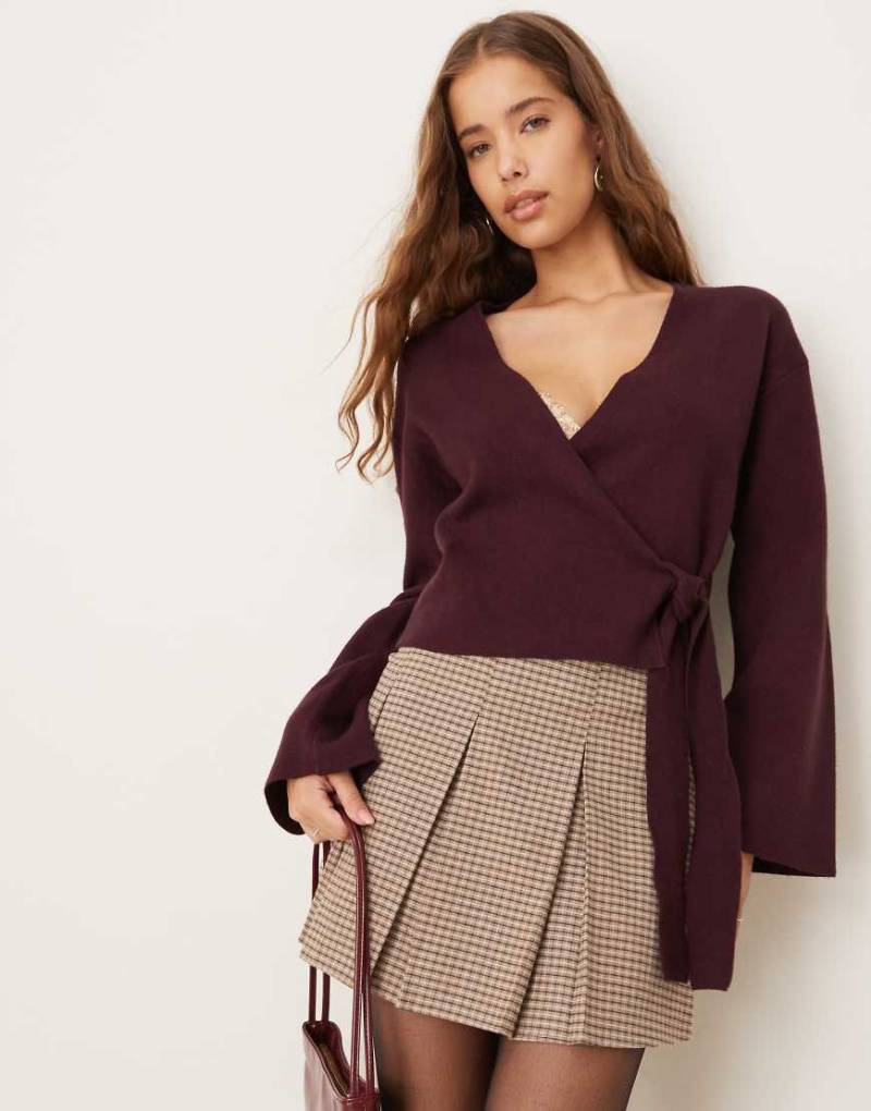 Gina Tricot - Strickjacke in dunklem Burgunderrot mit V-Ausschnitt, Wickeldesign und weiten Ärmeln von GINA TRICOT