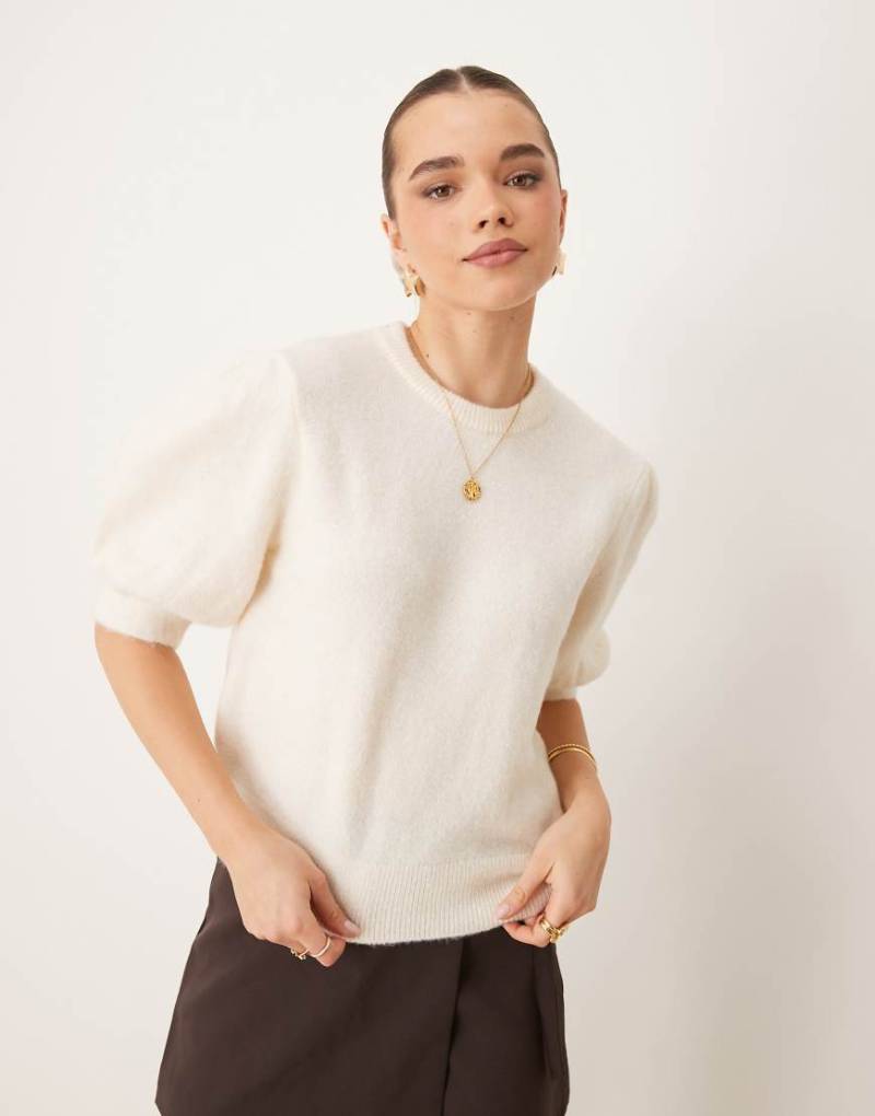 Gina Tricot - Strickpullover in gebrochenem Weiß mit Rundhalsausschnitt und kurzen Ärmeln von GINA TRICOT