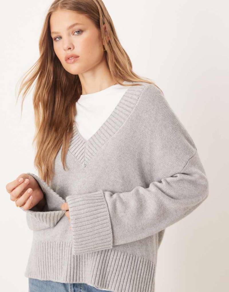 Gina Tricot - Strickpullover in meliertem Hellgrau mit V-Ausschnitt und weiten Ärmeln von GINA TRICOT
