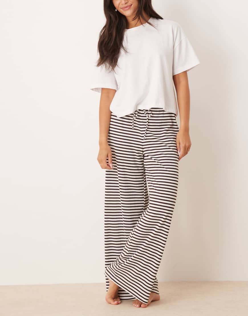 Gina Tricot - Superweiche, gestreifte Jersey-Hose in Weiß-Braun mit weitem Bein und Kordelzugbund von GINA TRICOT