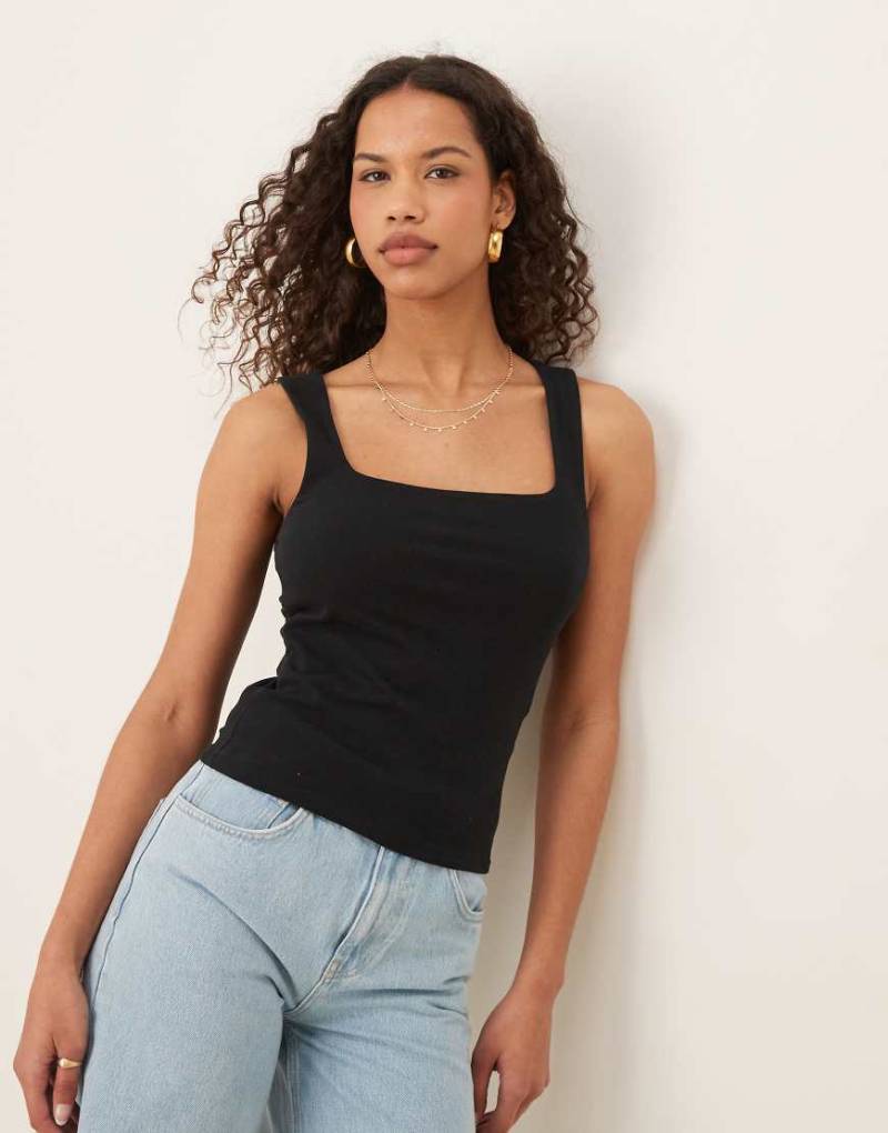 Gina Tricot - Tanktop in Schwarz mit eckigem Ausschnitt von GINA TRICOT