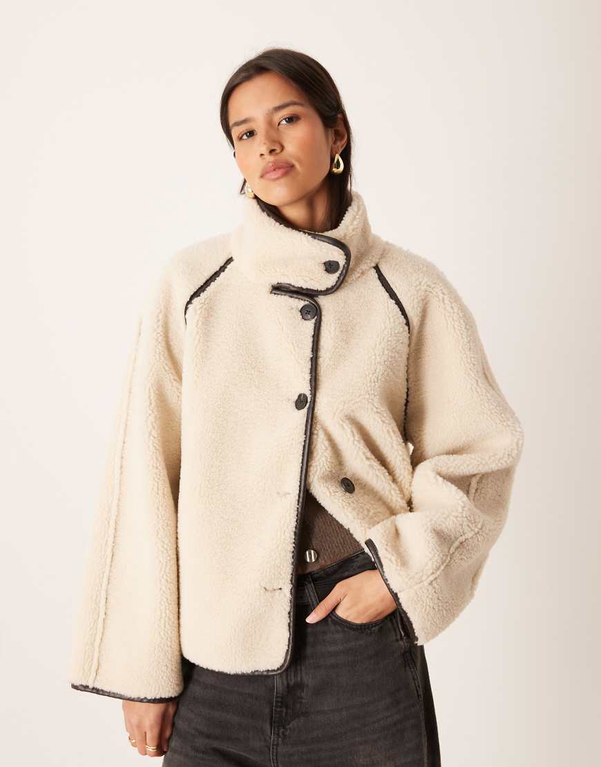 Gina Tricot - Teddyfell-Wendejacke in Beige mit Oversize-Schnitt und hohem Stehkragen-Neutral von GINA TRICOT