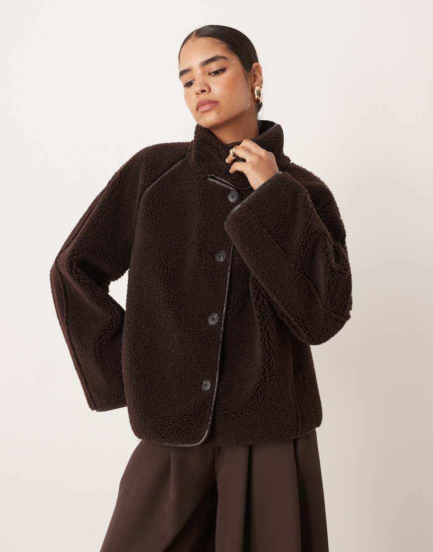 Gina Tricot - Teddyfell-Wendejacke in Dunkelbraun mit Oversize-Schnitt, hohem Stehkragen und Einfassung-Brown von GINA TRICOT