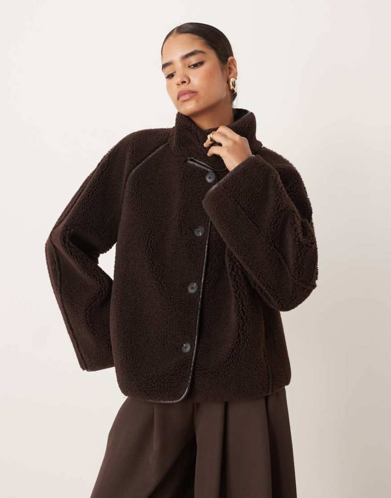 Gina Tricot - Teddyfell-Wendejacke in Dunkelbraun mit Oversize-Schnitt, hohem Stehkragen und Einfassung-Brown von GINA TRICOT